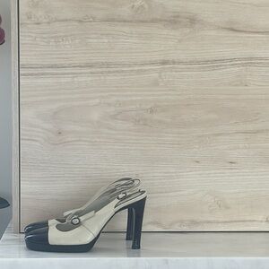 VIA SPIGA cream leather/black patent Mary Jane slingbacks/heels. Size US 5.